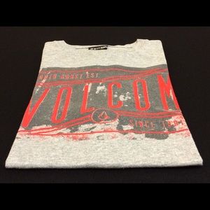 *Gently Worn* $20 - Volcom T Shirt : MED